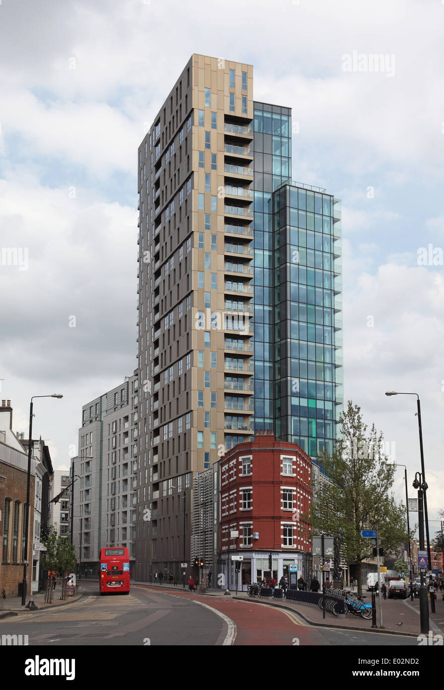 Una nuova torre residenziale dwarf in un edificio in stile vittoriano su Bethnal Green Road, Shoreditch, London REGNO UNITO Foto Stock