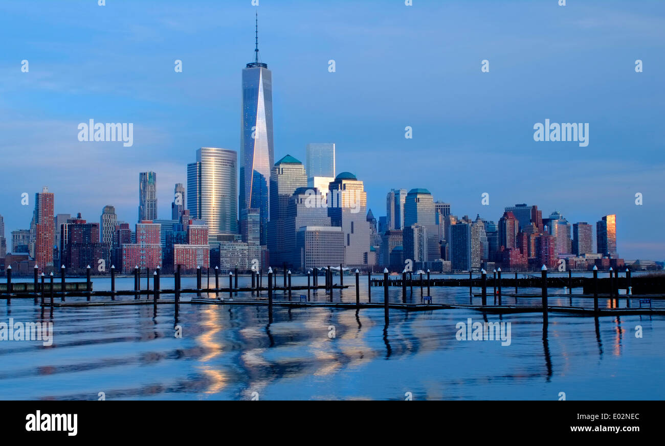 Skyline di New York visto oltre il fiume Hudson, New York, Stati Uniti d'America Foto Stock