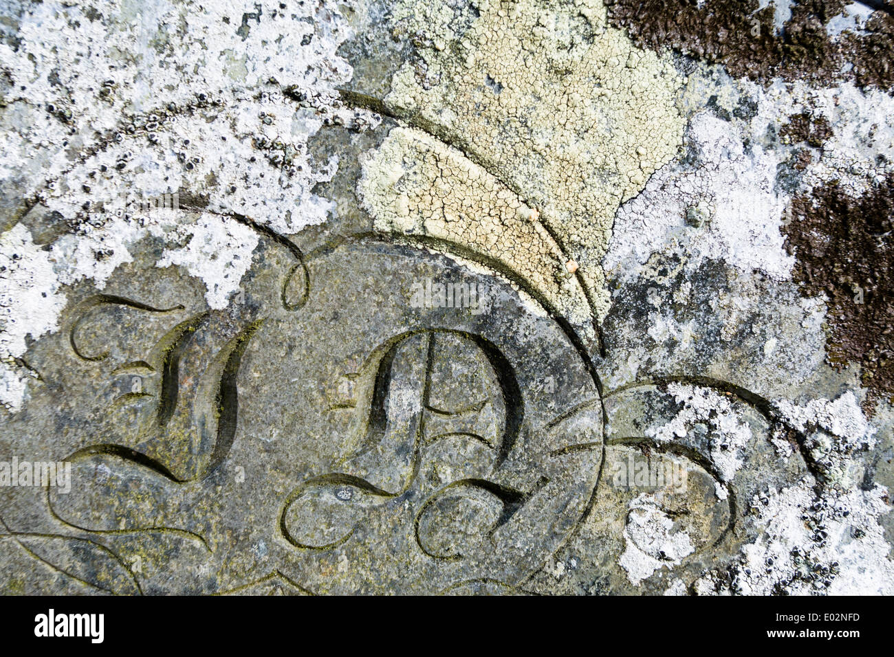 Olde English 'J' e 'N' inscritto sulla lapide presso il St David's Cathedral, St Davids, Pembrokeshire, West Wales Foto Stock