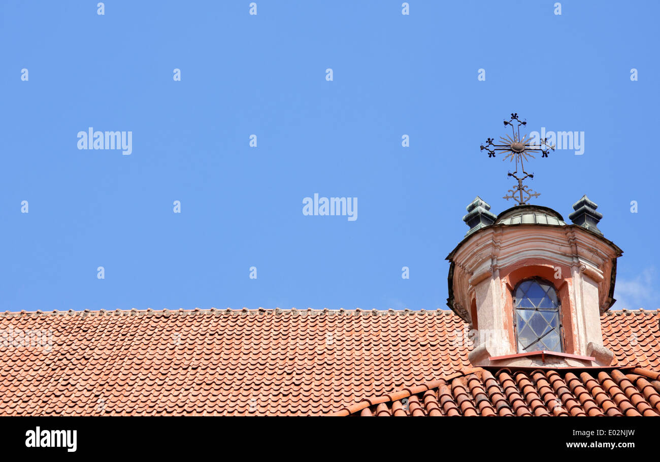Dettagli architettonici della chiesa cristiana tetto con abbondanza di spazio copia sul cielo blu Foto Stock