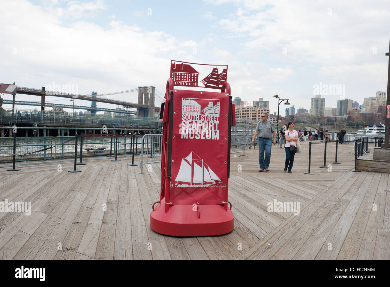 Un segno per il South Street Seaport Museum su Pier 16, un molo nell'East River in Manhattan inferiore vicino al Ponte di Brooklyn. Foto Stock