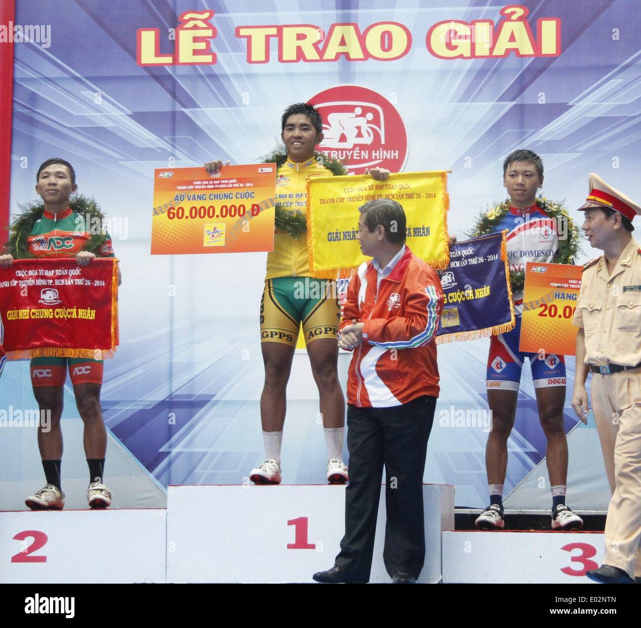 La città di Ho Chi Minh, Vietnam. 30 apr 2014. Ho Huynh Van un (2nd, L) di un Giang fitosanitari celebra il team alla cerimonia di premiazione dopo aver vinto la maglia gialla della 26a Ho Chi Minh city cup televisione escursioni in bicicletta nel torneo di Ho Chi Minh City, Vietnam, 30 aprile 2014. © Nguyen Le Huyen/Xinhua/Alamy Live News Foto Stock