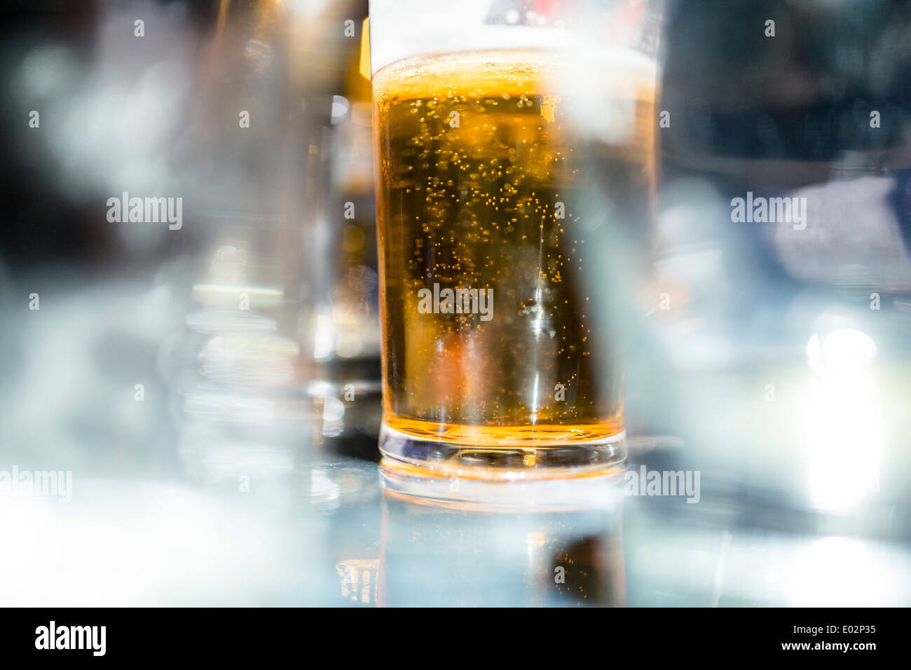 Una pinta di birra in un bar Foto Stock