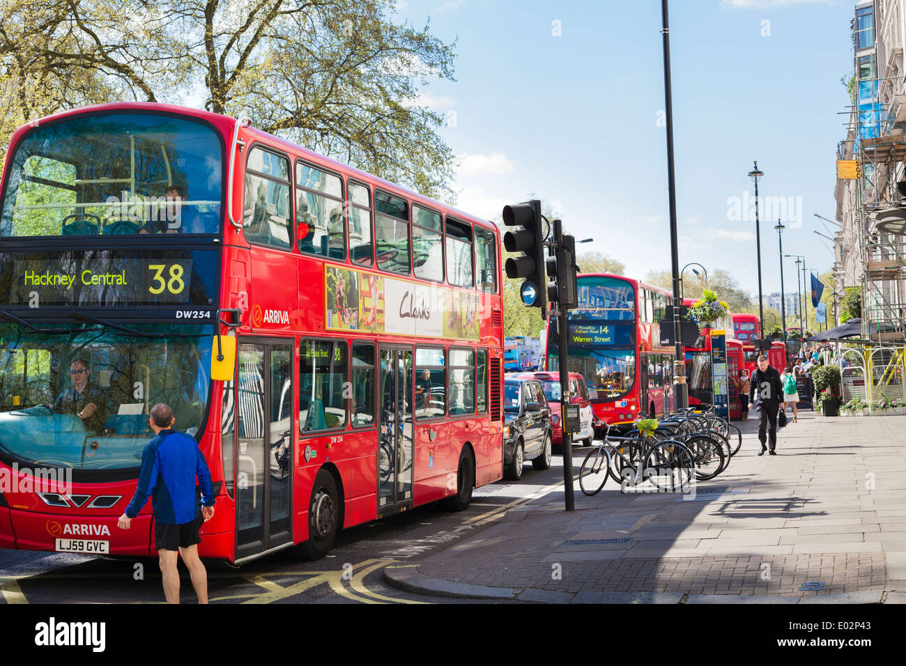 Autobus rossi di Londra in lento movimento del traffico. Foto Stock