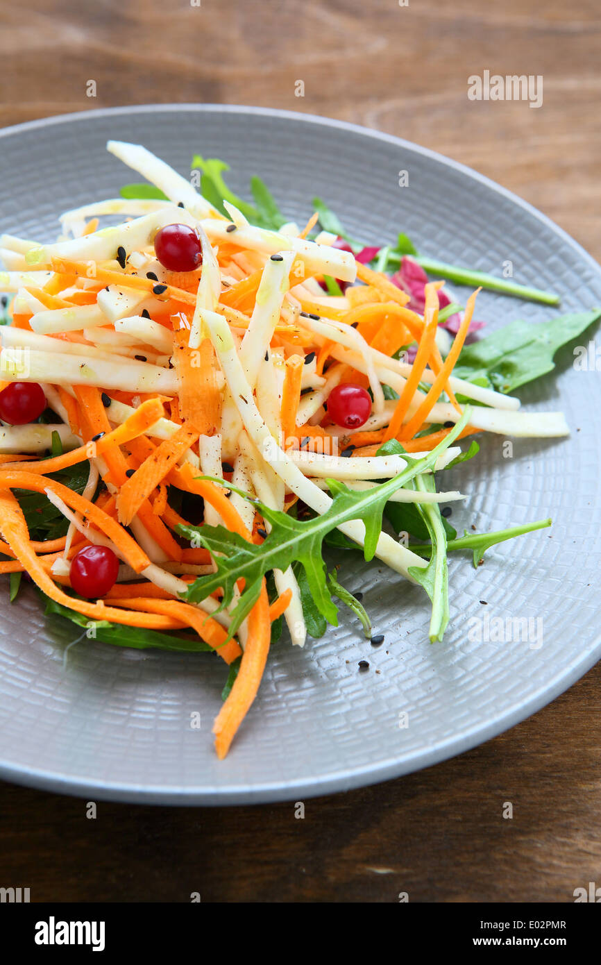 Fresca insalata di rucola con carote, cibo closeup Foto Stock