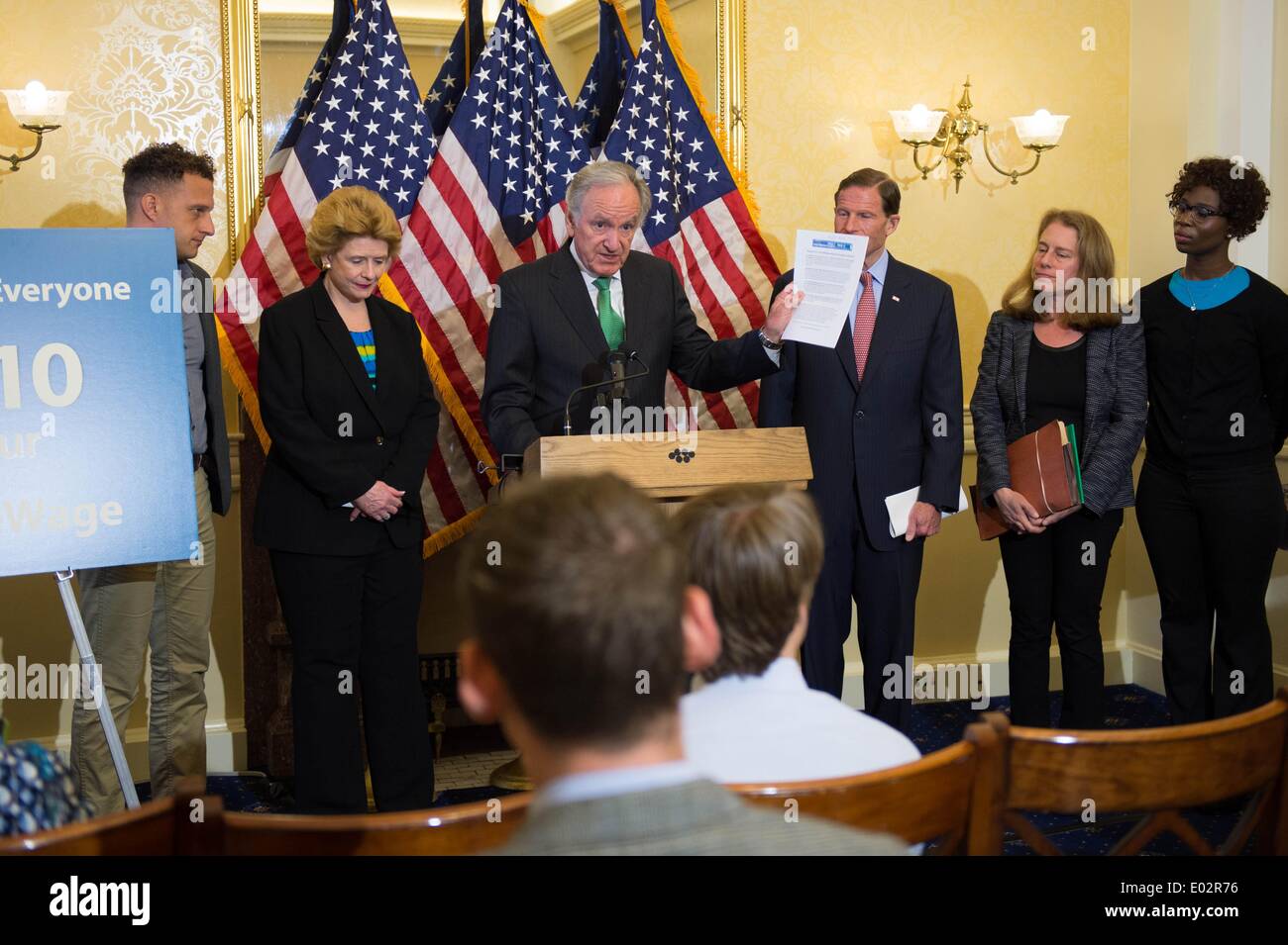 Iowa il senatore Tom Harkin stand con un gruppo dei democratici per il lancio di un push per passare pay equità tra uomini e donne e una proposta per aumentare il minimo federale di aumento salariale a $10.10 per ora il 29 aprile 2014 a Washington, DC. Foto Stock