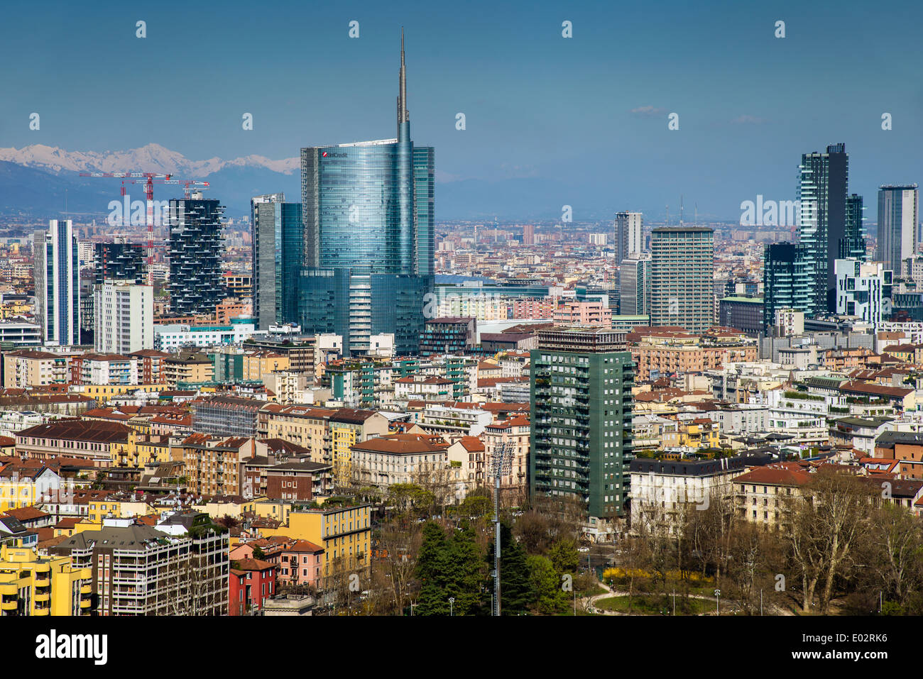 Porta Nuova quartiere finanziario skyline con sullo sfondo le Alpi, Milano, Lombardia, Italia Foto Stock
