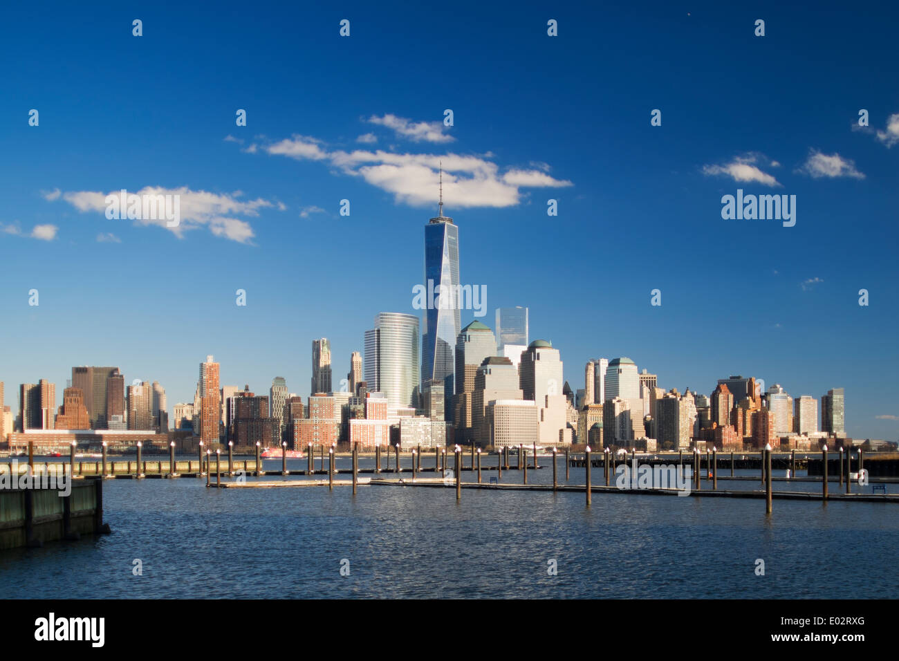 Skyline di New York visto oltre il fiume Hudson, New York, Stati Uniti d'America Foto Stock