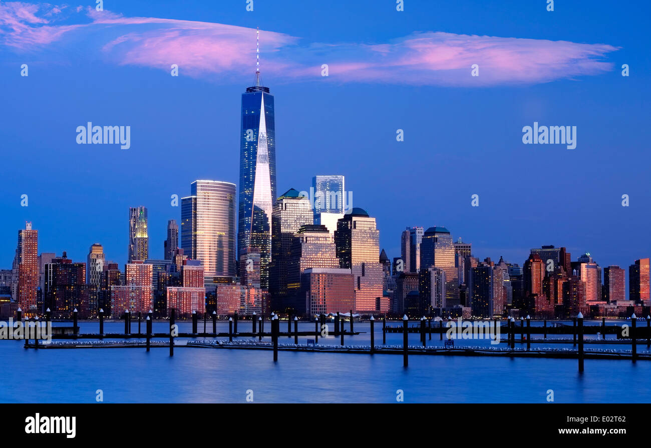 Skyline di New York visto oltre il fiume Hudson, New York, Stati Uniti d'America Foto Stock