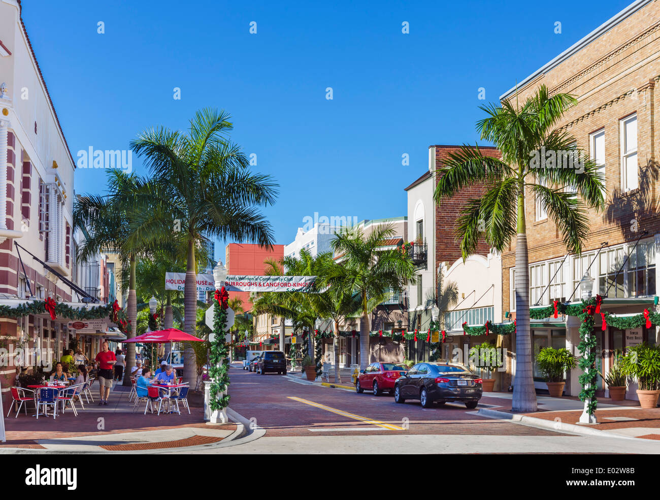 Negozi e ristoranti sulla prima strada nel fiume storico quartiere nel centro di Fort Myers, Florida, Stati Uniti d'America Foto Stock