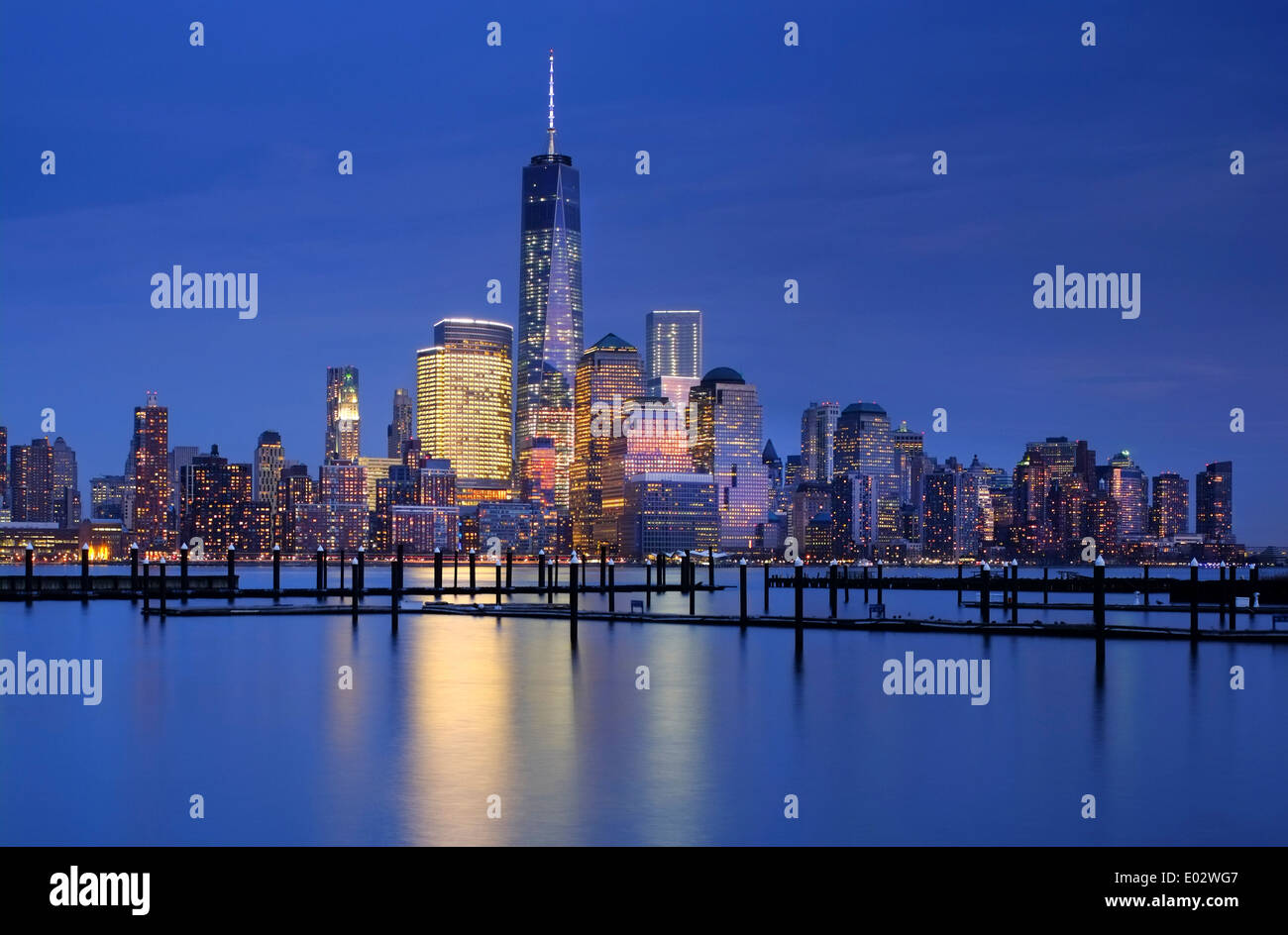 Skyline di New York visto oltre il fiume Hudson, New York, Stati Uniti d'America Foto Stock