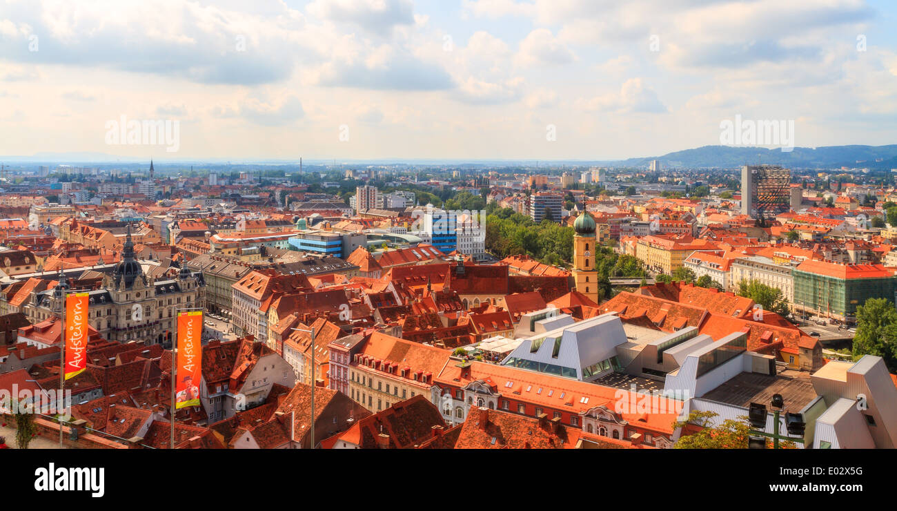 Graz City Panorama. Stiria città austriaca di Graz in un caldo giorno di settembre. Bella colori caldi. Formato Panorama Foto Stock