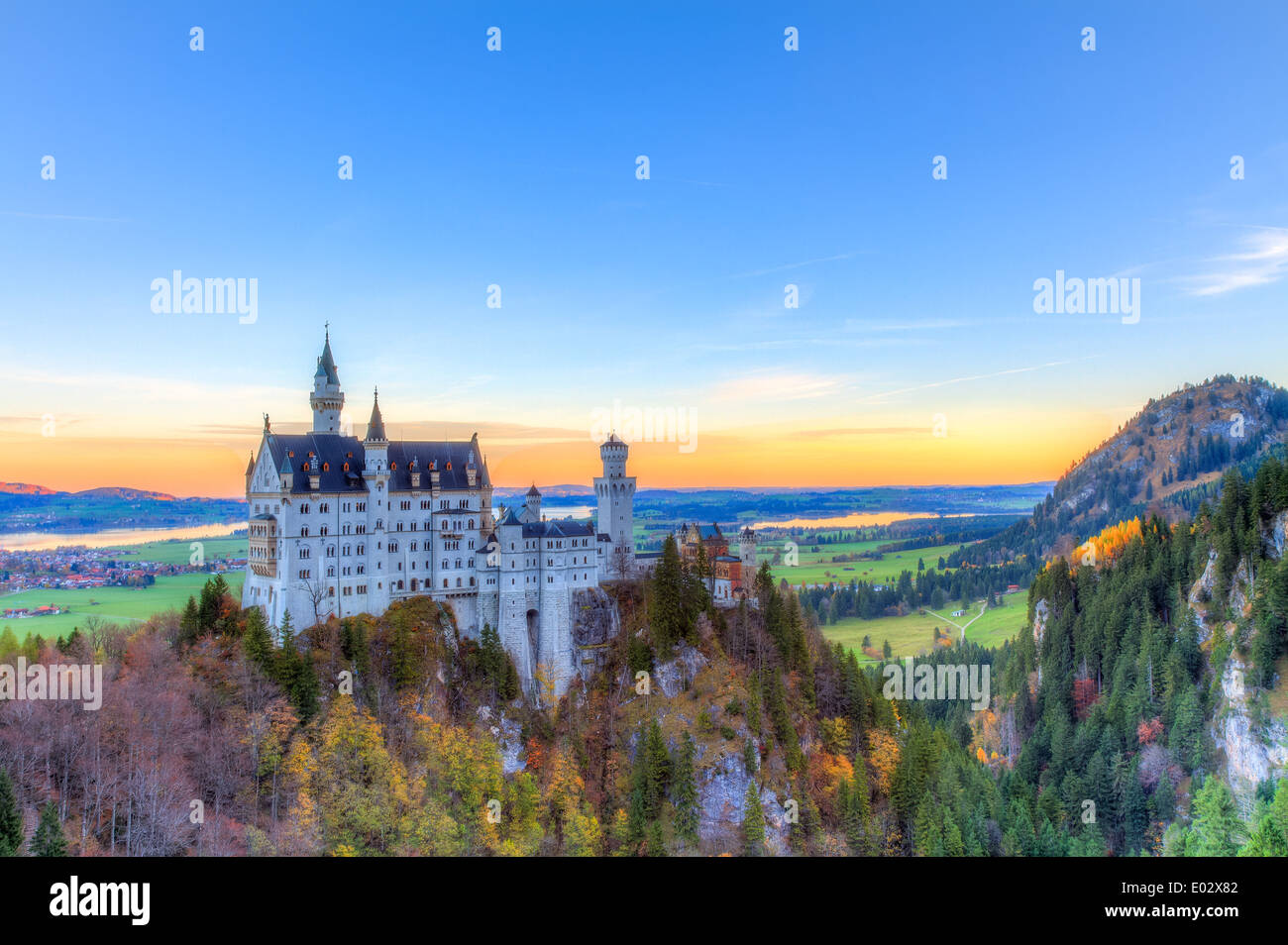 Neuschwanstein, incantevole paesaggio autunnale Foto panoramica del castello da favola vicino a Monaco di Baviera, Germania Foto Stock