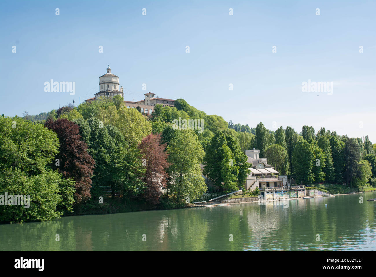 Vista della chiesa del Monte dei Cappuccini si riflette nel fiume Po, Torino, Italia Foto Stock