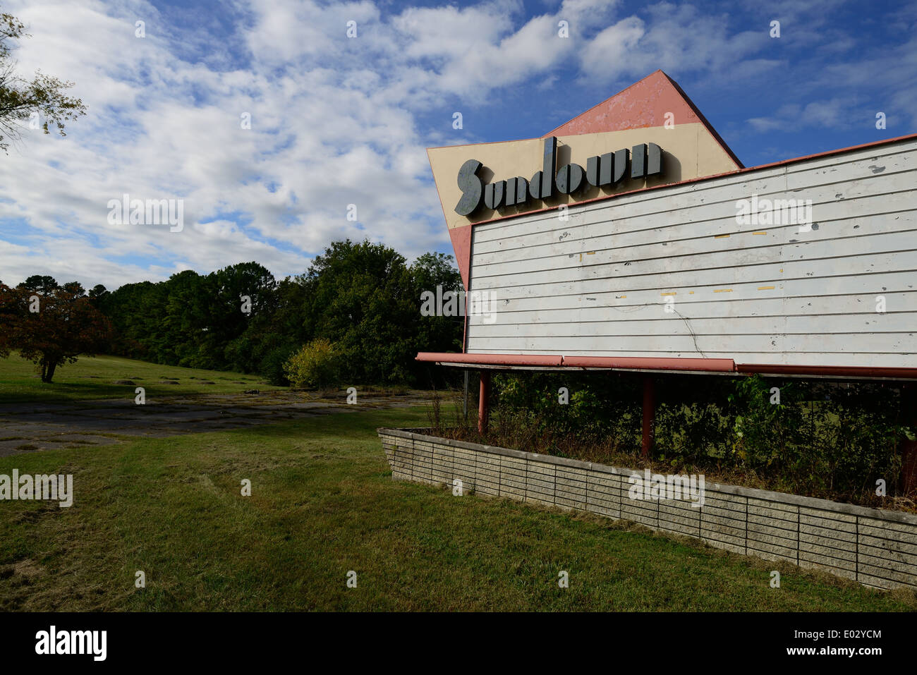 Abbandonato il teatro Drive-In nelle zone rurali del Tennessee. Foto Stock
