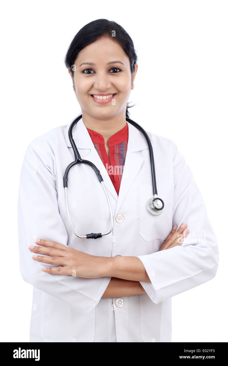 Allegro medico donna con bracci incrociati Foto Stock