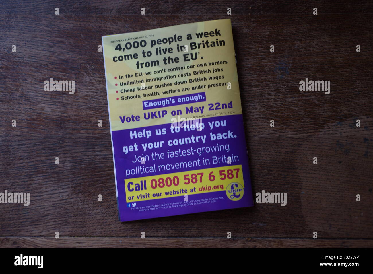 Regno Unito. Il 30 aprile 2014. Il UKIP campagna elettorale europea foglietto Credit: David Colbran/Alamy Live News Foto Stock