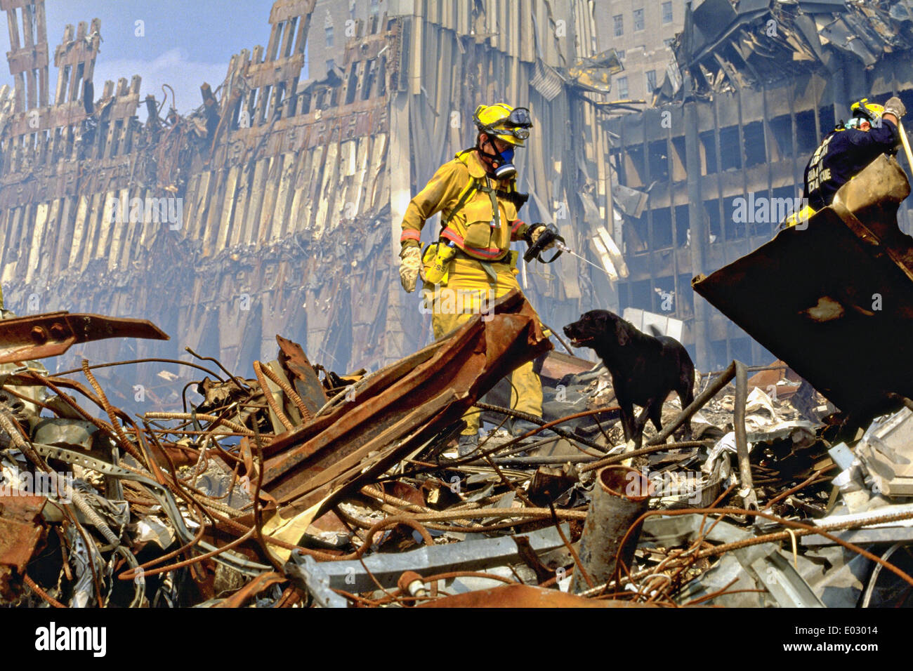 Urban squadre di ricerca e soccorso alla ricerca di superstiti tra le macerie del World Trade Center a seguito di un massiccio attacco terroristico che ha distrutto le torri gemelle uccidendo 2,606 persone, 21 settembre 2001 a New York, NY. Foto Stock