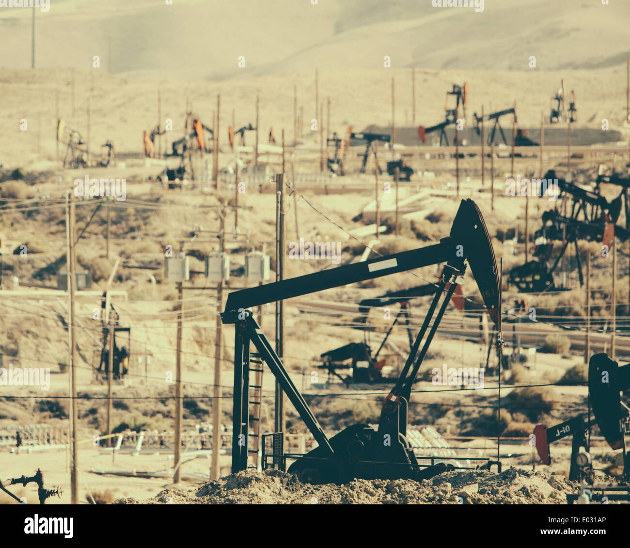 Olio greggio estrazione da Monterey Shale vicino a Bakersfield California USA. Foto Stock