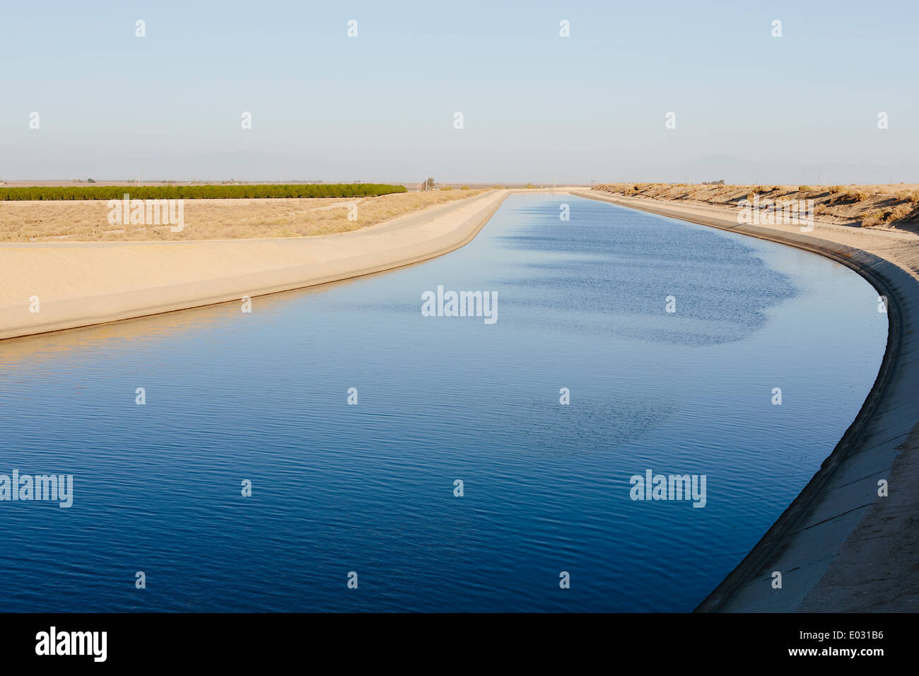 Canale di irrigazione che serve la siccità-ridden agricolo della valle centrale della California. Foto Stock