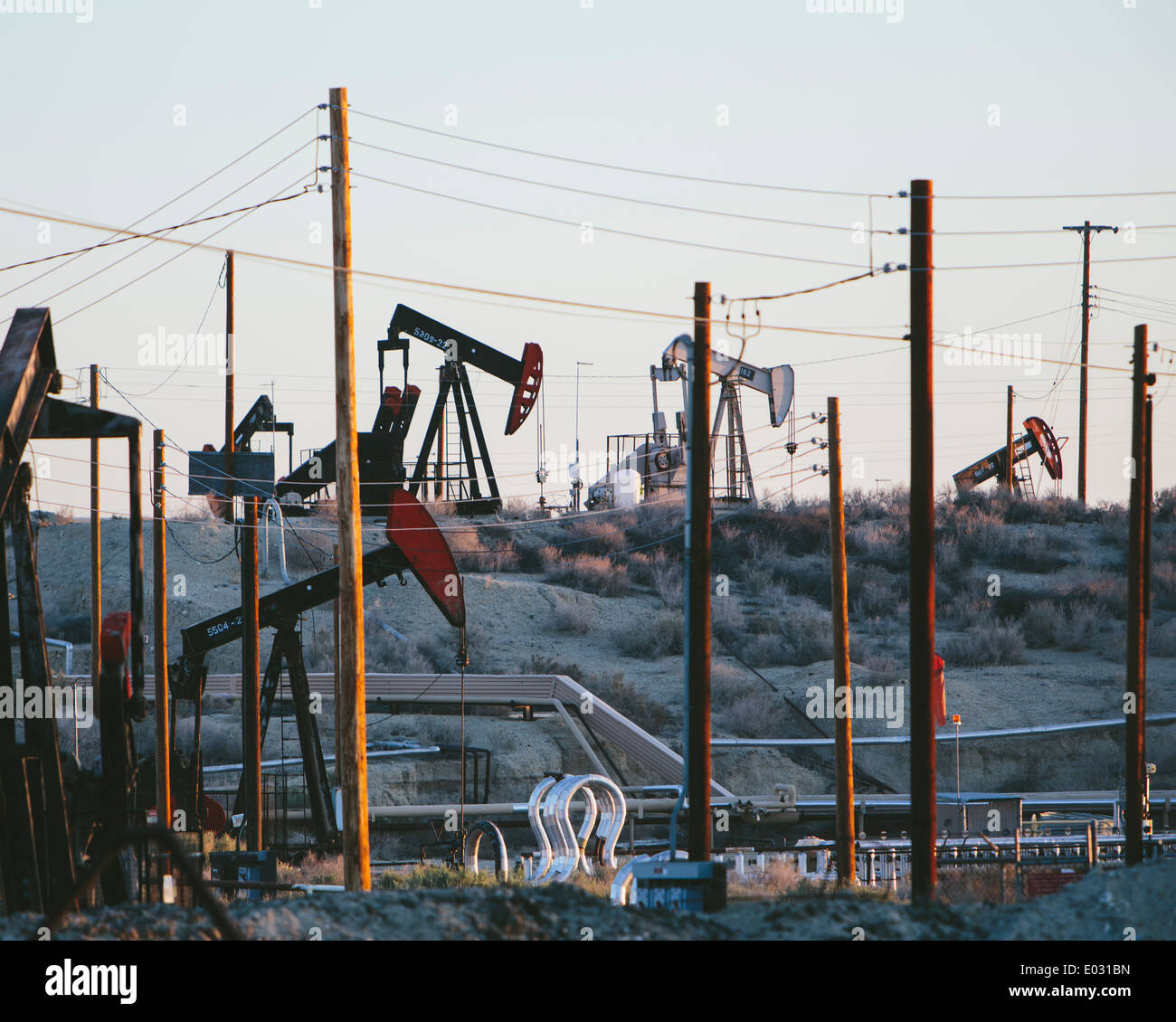 Olio greggio estrazione da Monterey Shale vicino a Bakersfield California USA. Foto Stock