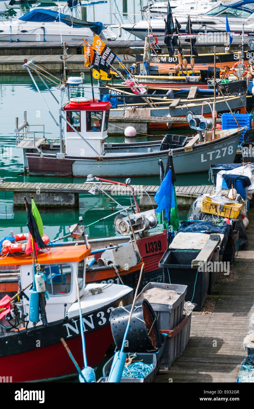 Barche da pesca ormeggiate in una linea a Brighton Marina Foto Stock