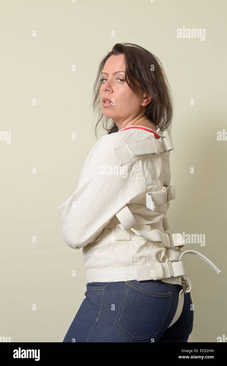 La donna in una camicia di forza Foto stock - Alamy