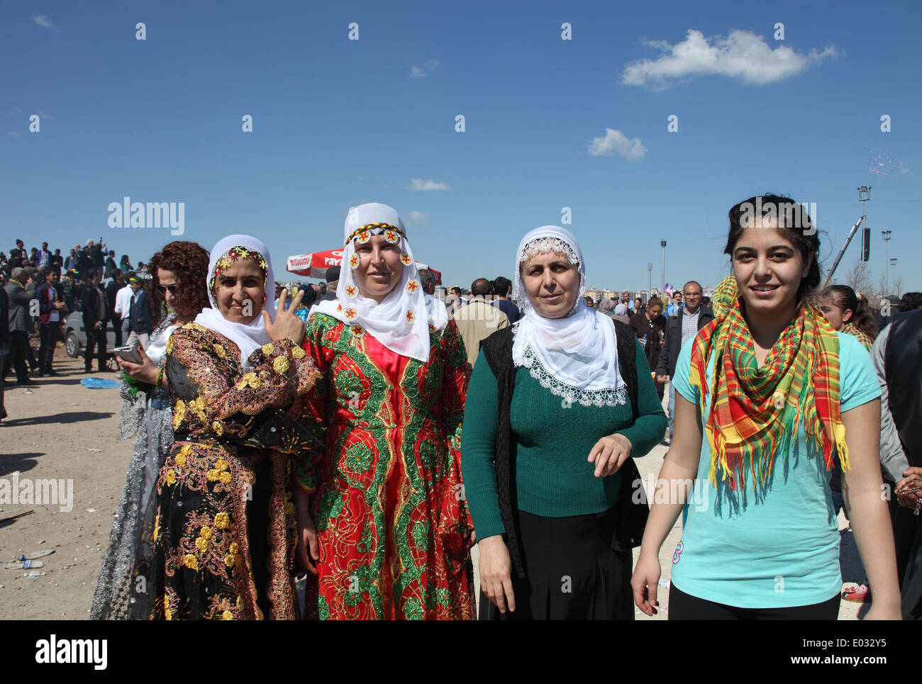 Donne curde celebrare il Newroz festival del curdo Anno nuovo, sull'equinozio di primavera a Diyarbakir, a sud est della Turchia Foto Stock