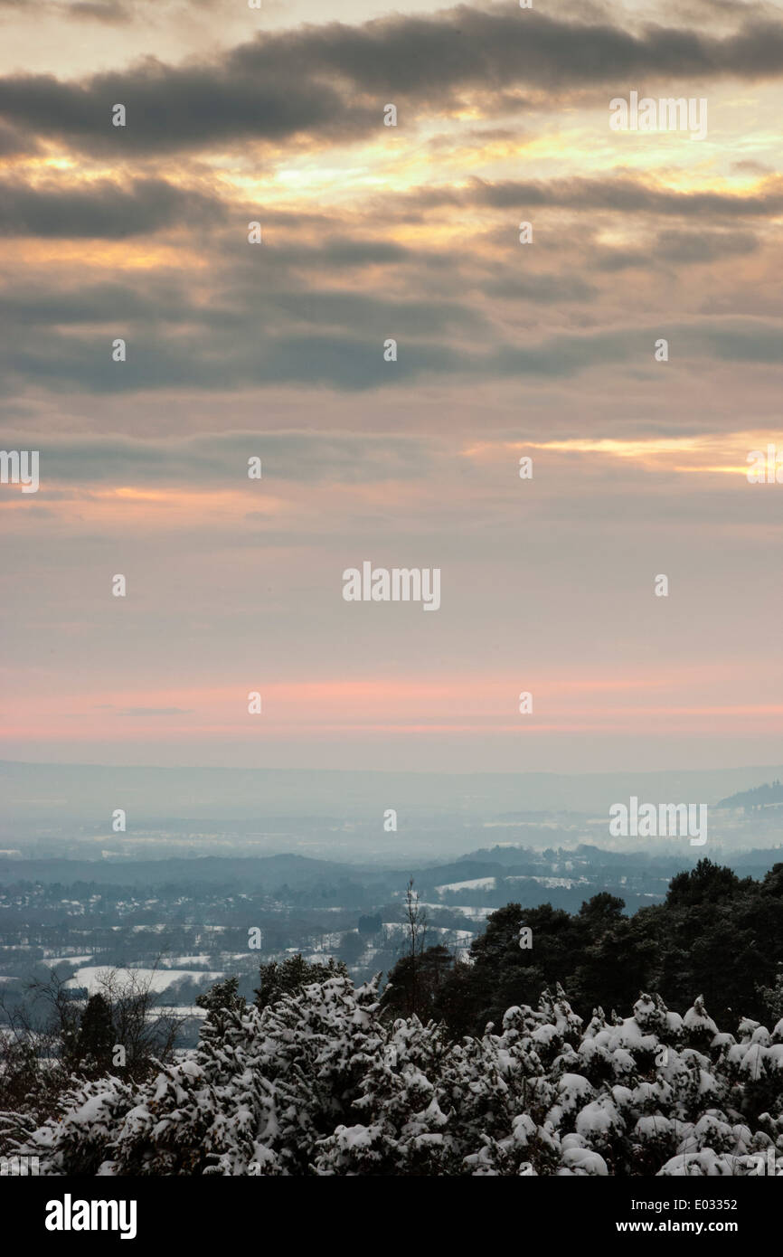 SURREY, Regno Unito Sunset over Surrey dal Leith Hill. Foto Stock