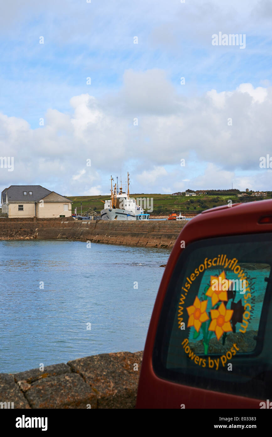 Isola di Scilly fiori logo sul finestrino del veicolo con telecomando RMV Scillonian III nella distanza a Hugh Town, St Marys, isole Scilly, Scillies, Cornwall Foto Stock