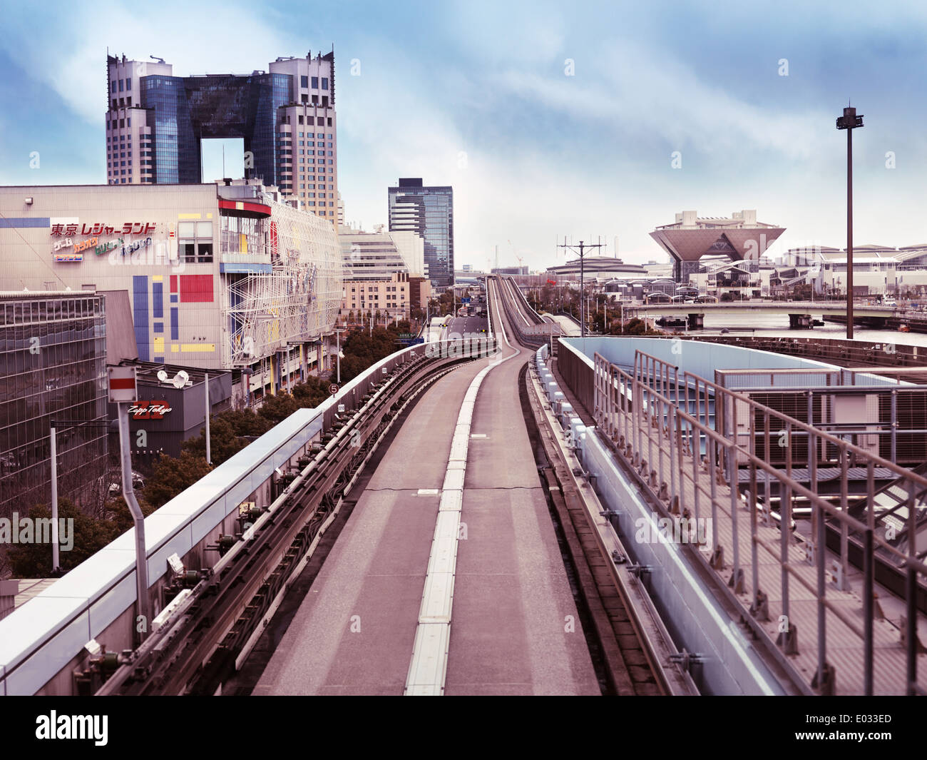 Transito nuovo linea Yurikamome attraversando Odaiba, presso Tokyo, Giappone. Il Tokyo Big Sight e centro di telecomunicazioni in background. Foto Stock
