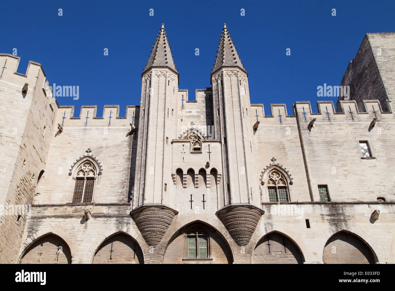 La facciata principale del Palais Neuf del Palazzo dei Papi di Avignone, Francia. Foto Stock