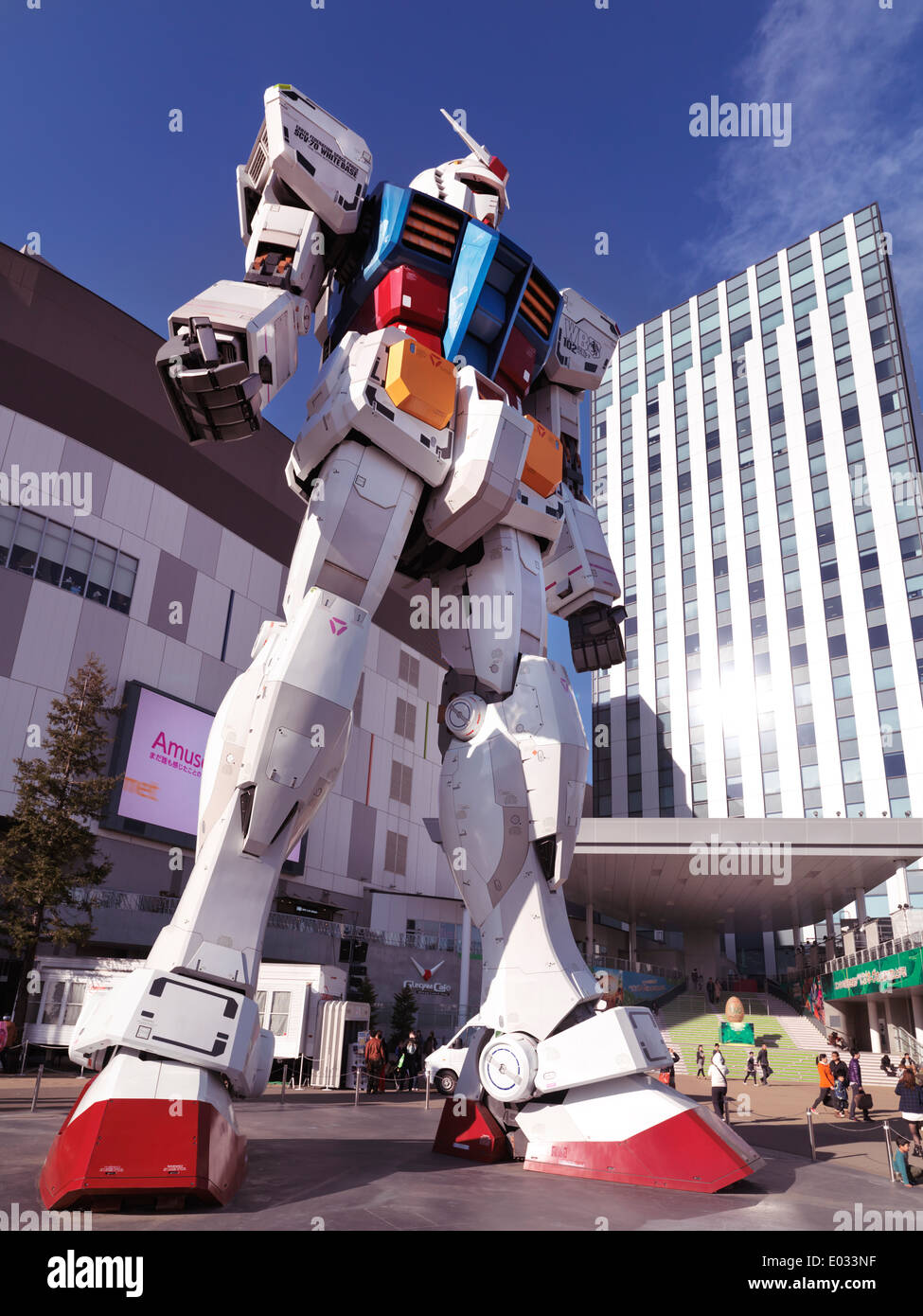 Licenza disponibile a MaximImages.com - Gundam RX-78-2 statua salvavita di fronte a Diver City, Odaiba, Tokyo, Giappone Foto Stock