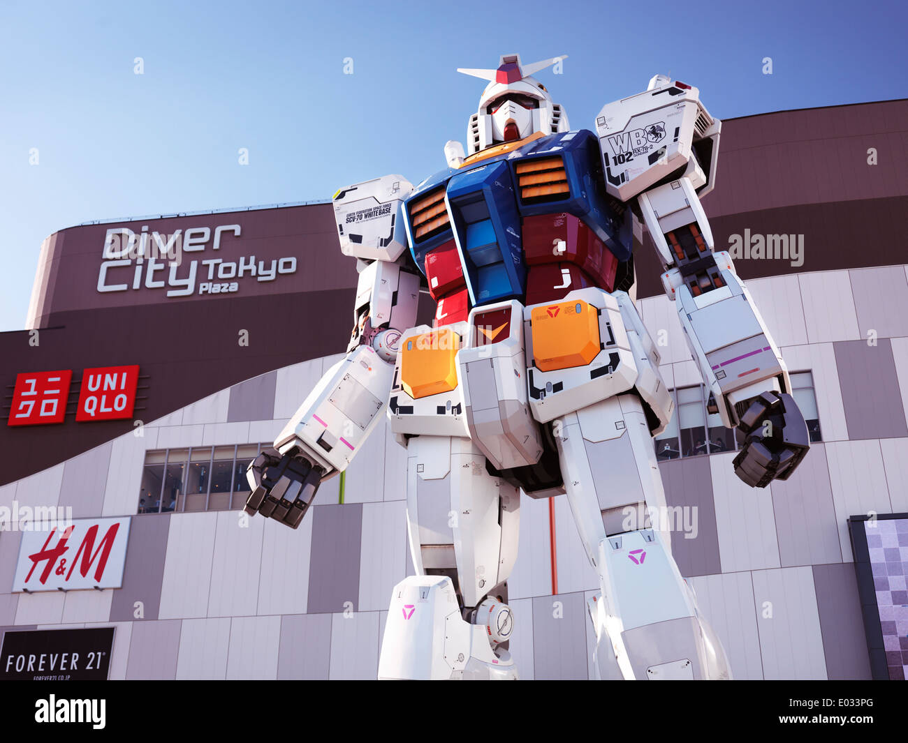 Licenza disponibile a MaximImages.com - Gundam RX-78-2 statua salvavita di fronte a Diver City, Odaiba, Tokyo, Giappone Foto Stock