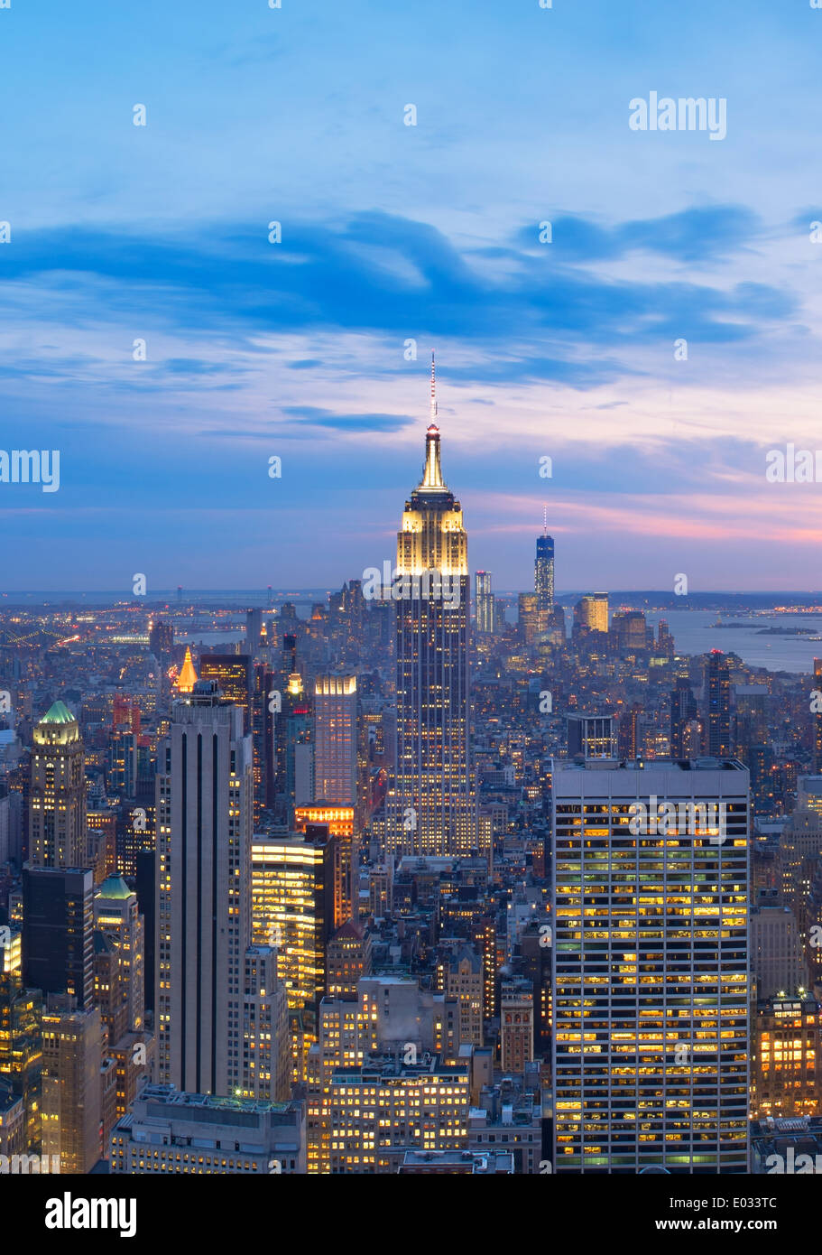 Vista in alzata verso l'Empire State Building al tramonto, New York, Stati Uniti d'America Foto Stock