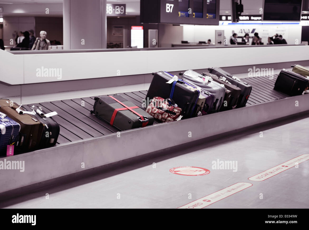 Valigie, bagagli in aeroporto il reclamo bagagli trasportatore a giostra, all'Aeroporto Internazionale di Narita, Giappone Foto Stock