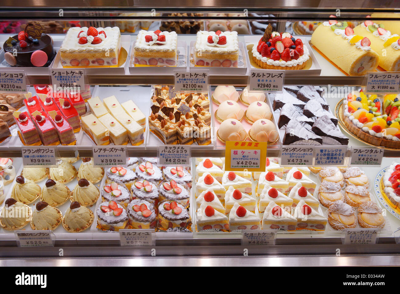 Torte e pasticcini su un display a un giapponese di panetteria. Tokyo, Giappone. Foto Stock