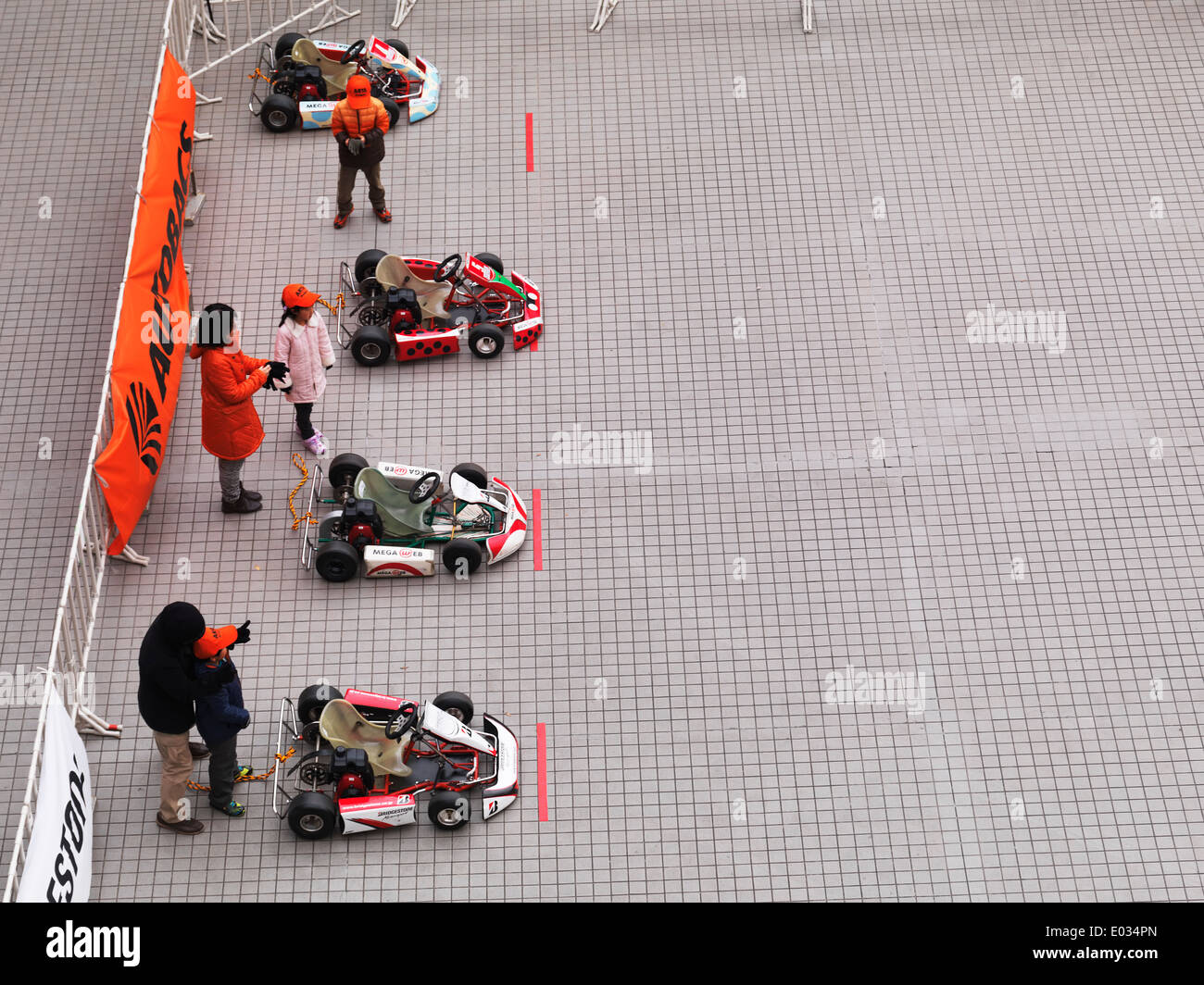 I bambini ottenere pronto a guidare i go-kart alla Toyota Mega Web Odaiba, presso Tokyo, Giappone Foto Stock