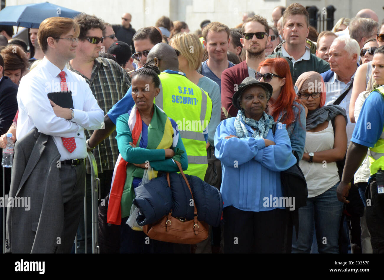 Londra, UK, 30 aprile 2014, i sudafricani coda in Trafalgar Square a votare a sud di Arica House in le elezioni in Sudafrica. Credito: JOHNNY ARMSTEAD/Alamy Live News Foto Stock
