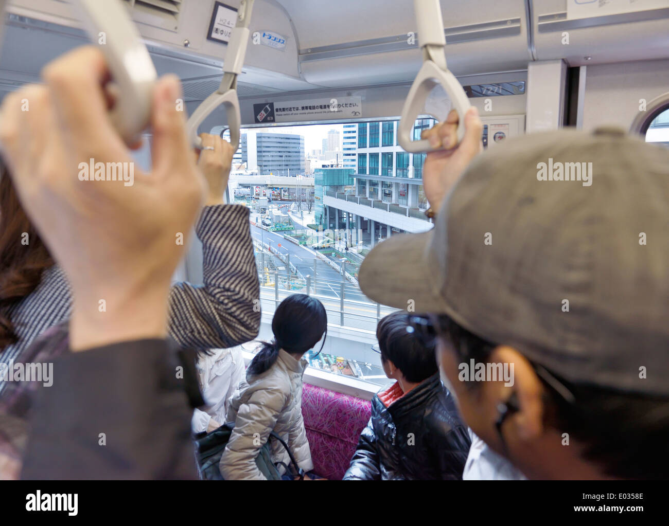 Le persone sulla linea di Yurikamome treno a Tokyo in Giappone. Foto Stock