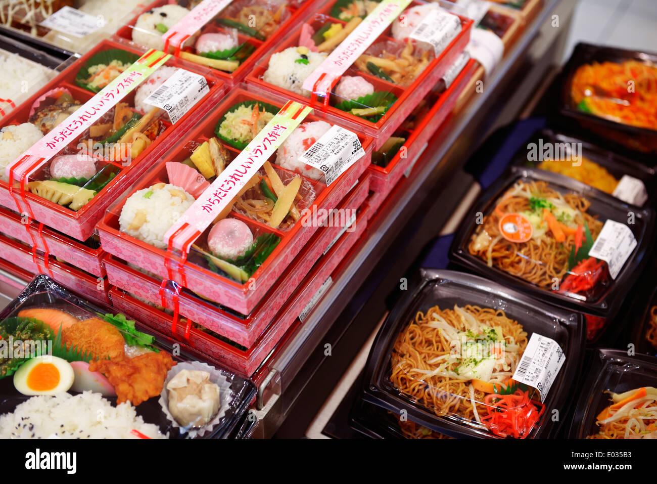 Confezionato cibo preparato sul display in un supermercato giapponese. Tokyo, Giappone. Foto Stock