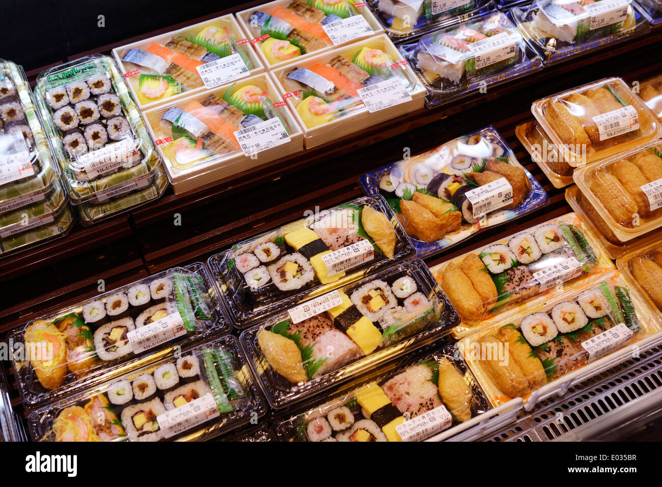 Confezionati rotoli di sushi, cibo preparato sul display in un supermercato giapponese. Tokyo, Giappone. Foto Stock