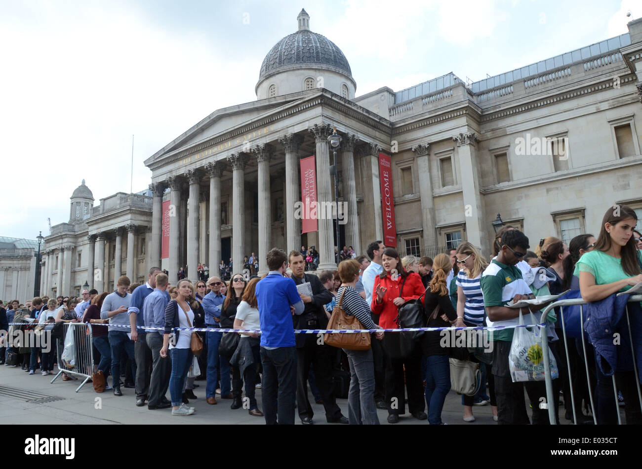 Londra, UK, 30 aprile 2014, i sudafricani coda in Trafalgar Square a votare a sud di Arica House in le elezioni in Sudafrica. Credito: JOHNNY ARMSTEAD/Alamy Live News Foto Stock