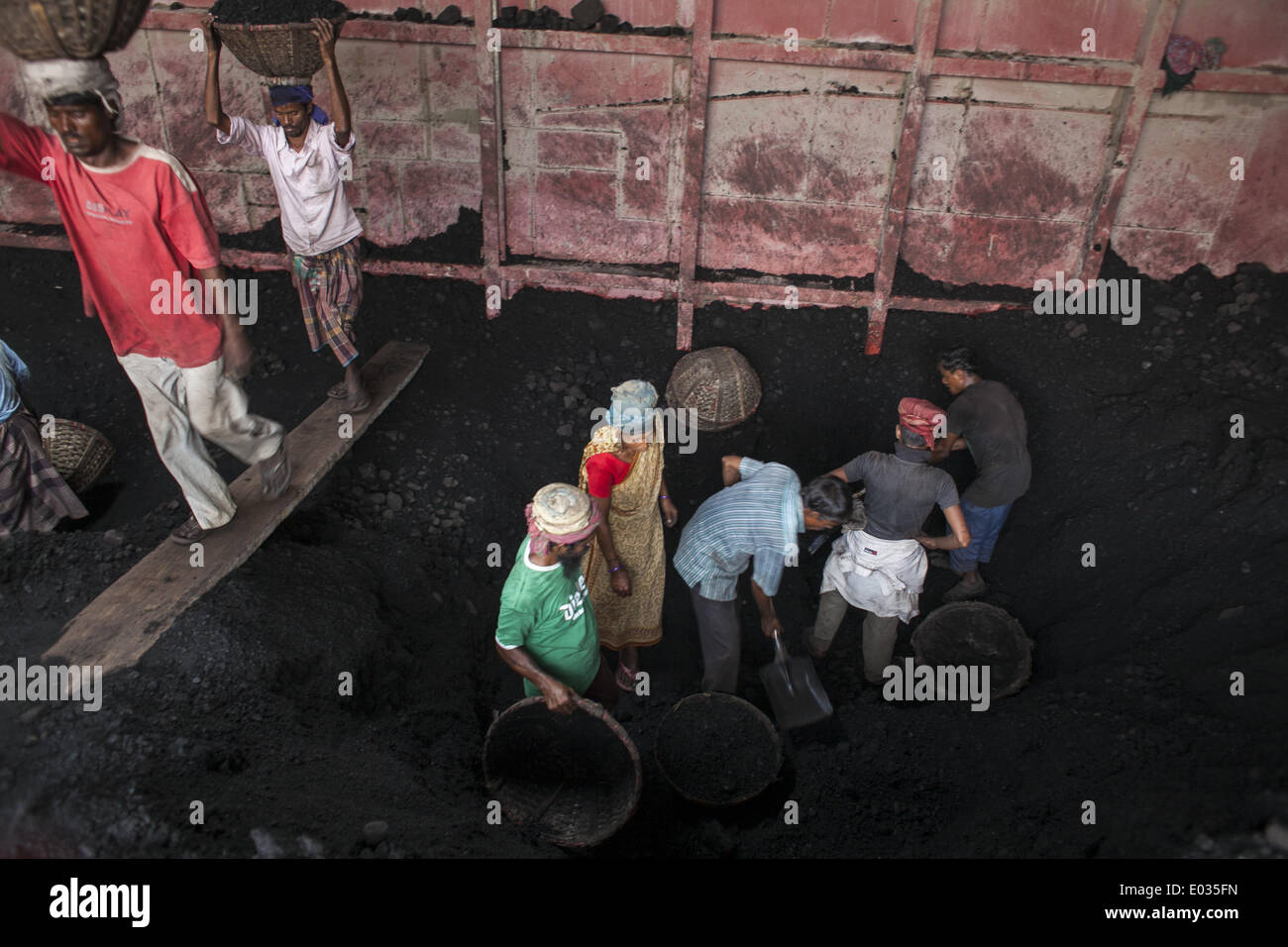 Dacca in Bangladesh. Xiv gen, 2013. Lavoro in Bangladesh portano il loro vivere da poveri a guadagnare. Dopo aver lavorato 11 ore al giorno hanno guadagna di meno allora $3USD. In età moderna hanno il lavoro manualmente fino ad ora. © Zakir Hossain Chowdhury/NurPhoto/ZUMAPRESS.com/Alamy Live News Foto Stock