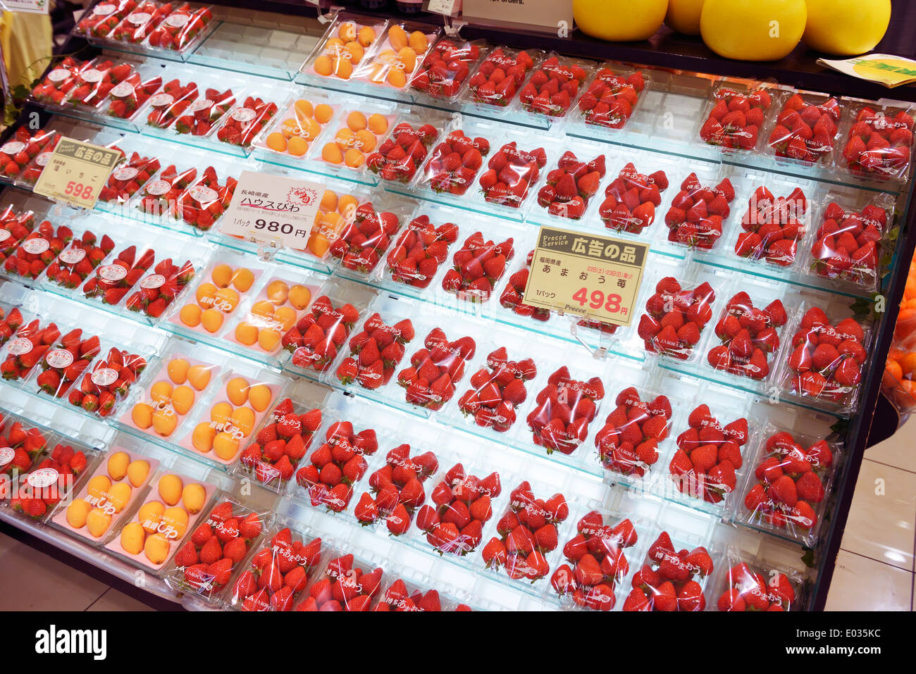 Frutti, fragole e Nespole del Giappone sul display in un supermercato giapponese. Tokyo, Giappone. Foto Stock