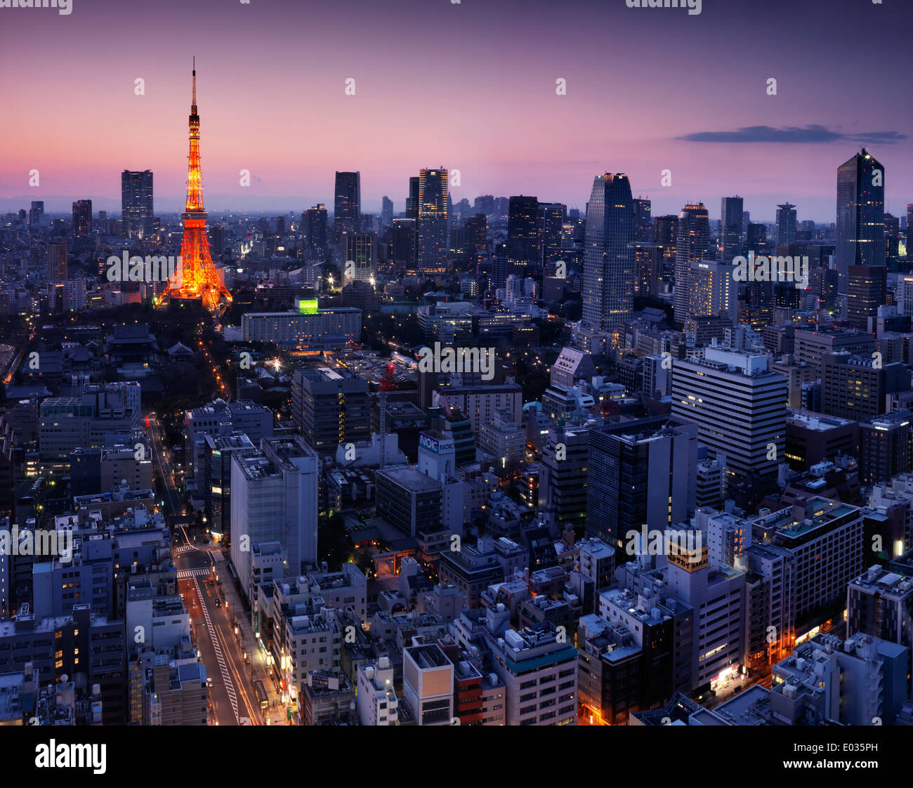 Antenna Tokyo vista città con la torre di Tokyo illuminato nel crepuscolo. Minato, Tokyo, Giappone. Foto Stock