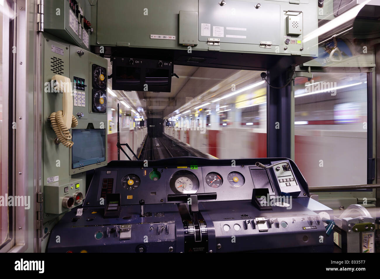 Treno della metropolitana lasciando una piattaforma, primo piano di un pannello di controllo. Tokyo, Giappone. Foto Stock
