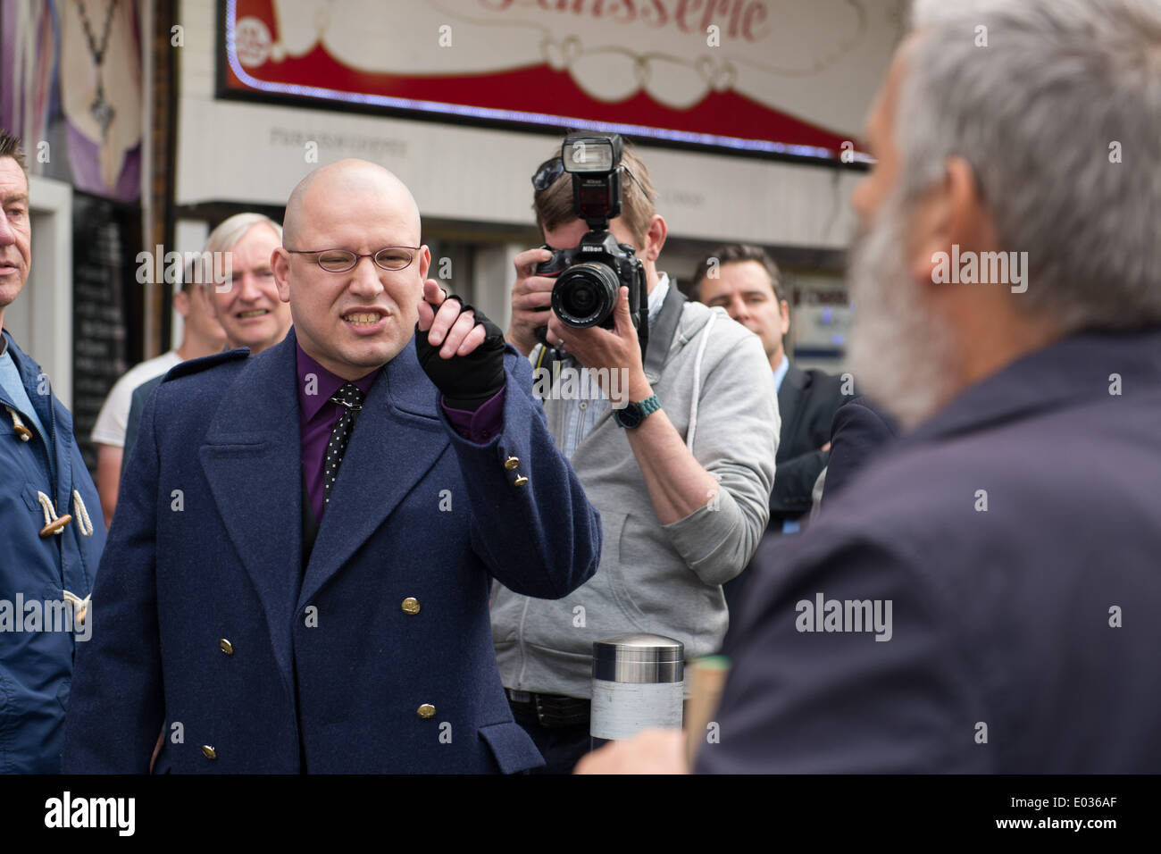 SWANSEA, Regno Unito. Il 30 aprile 2014. I dimostranti e i sostenitori del UKIP scontro sul giorno di Nigel Farage la visita alla città. Farage è stato programmato per avere un aborigeno di centro città ma abbandonato il progetto a causa delle argomentazioni di rottura. Credito: Polly Thomas / Alamy Live News Foto Stock