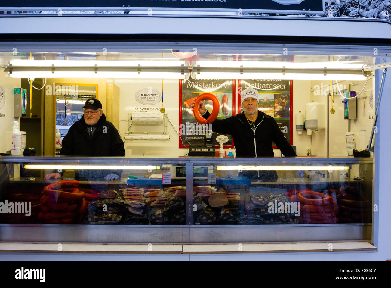 JOKKMOKK, Svezia i fornitori di prodotti alimentari a Jokkmokk mercato invernale. Foto Stock