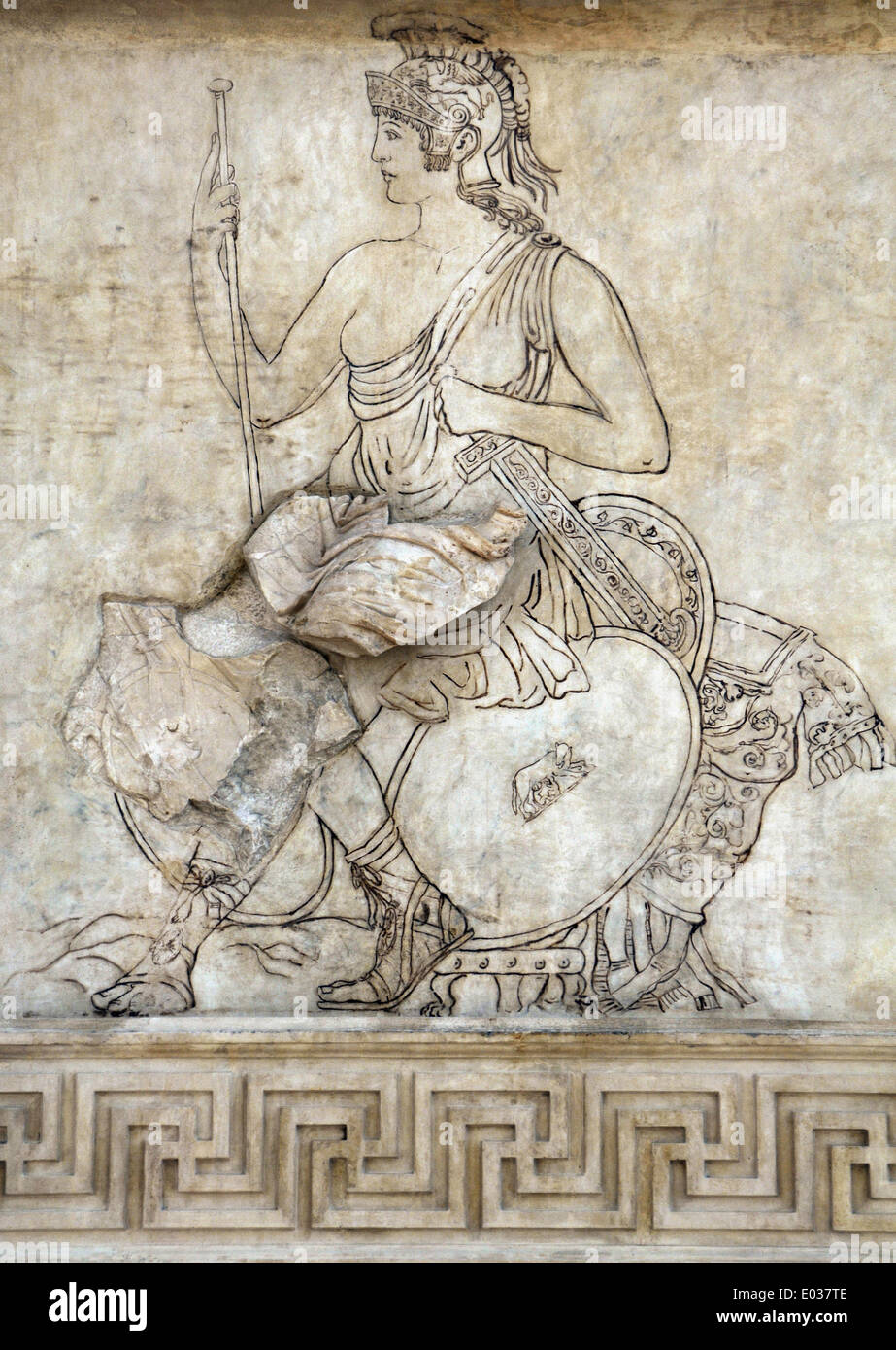 Arte romana. L'Italia. Ara Pacis Augustae. Datata xiii secolo A.C. La figura della dea Roma, seduto su una pila di trofeo armi. Foto Stock
